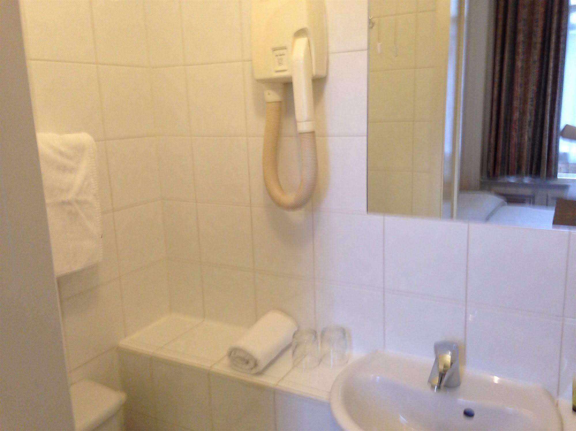לונדון Merlyn Court Hotel מראה חיצוני תמונה