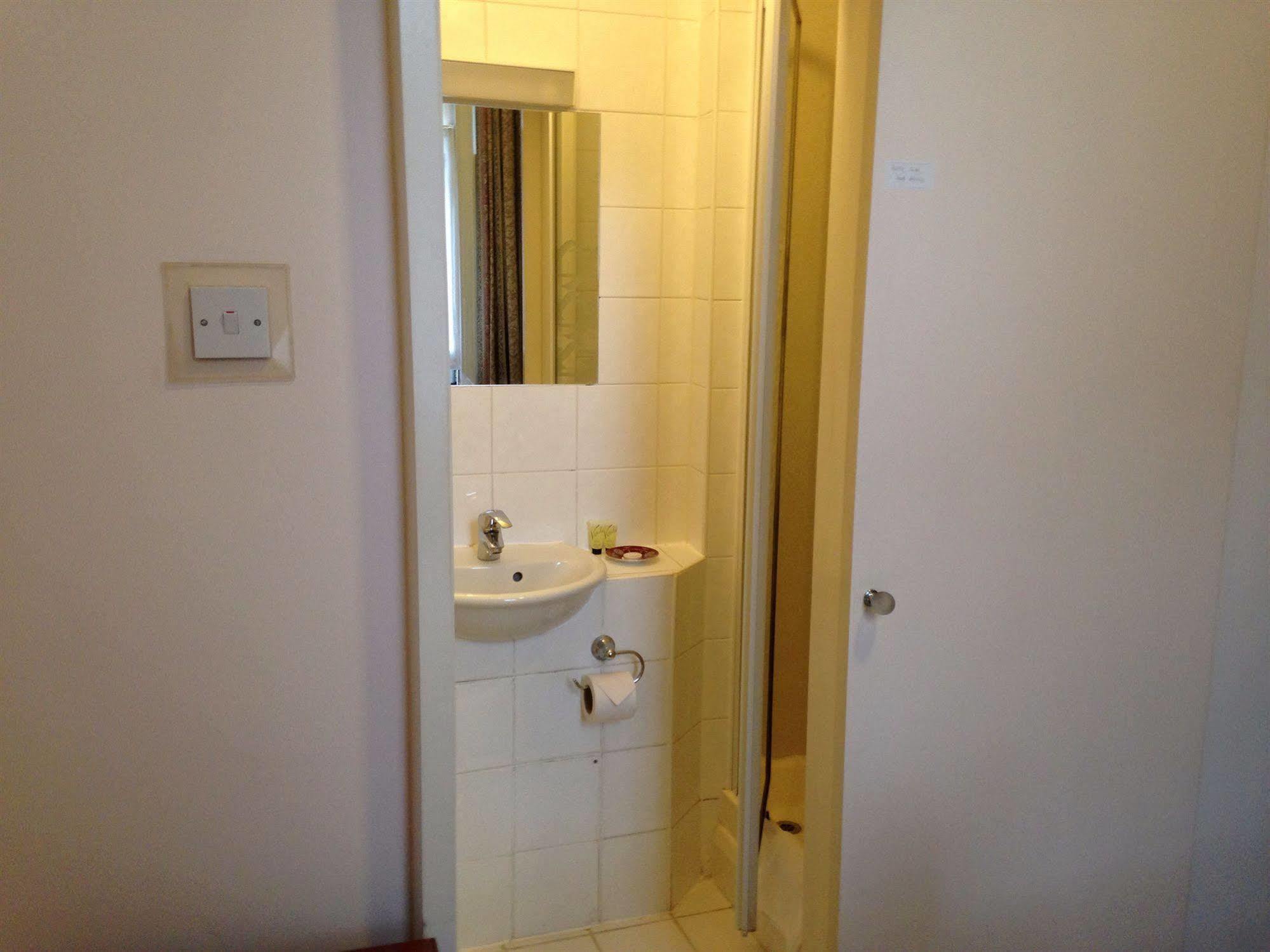 לונדון Merlyn Court Hotel מראה חיצוני תמונה