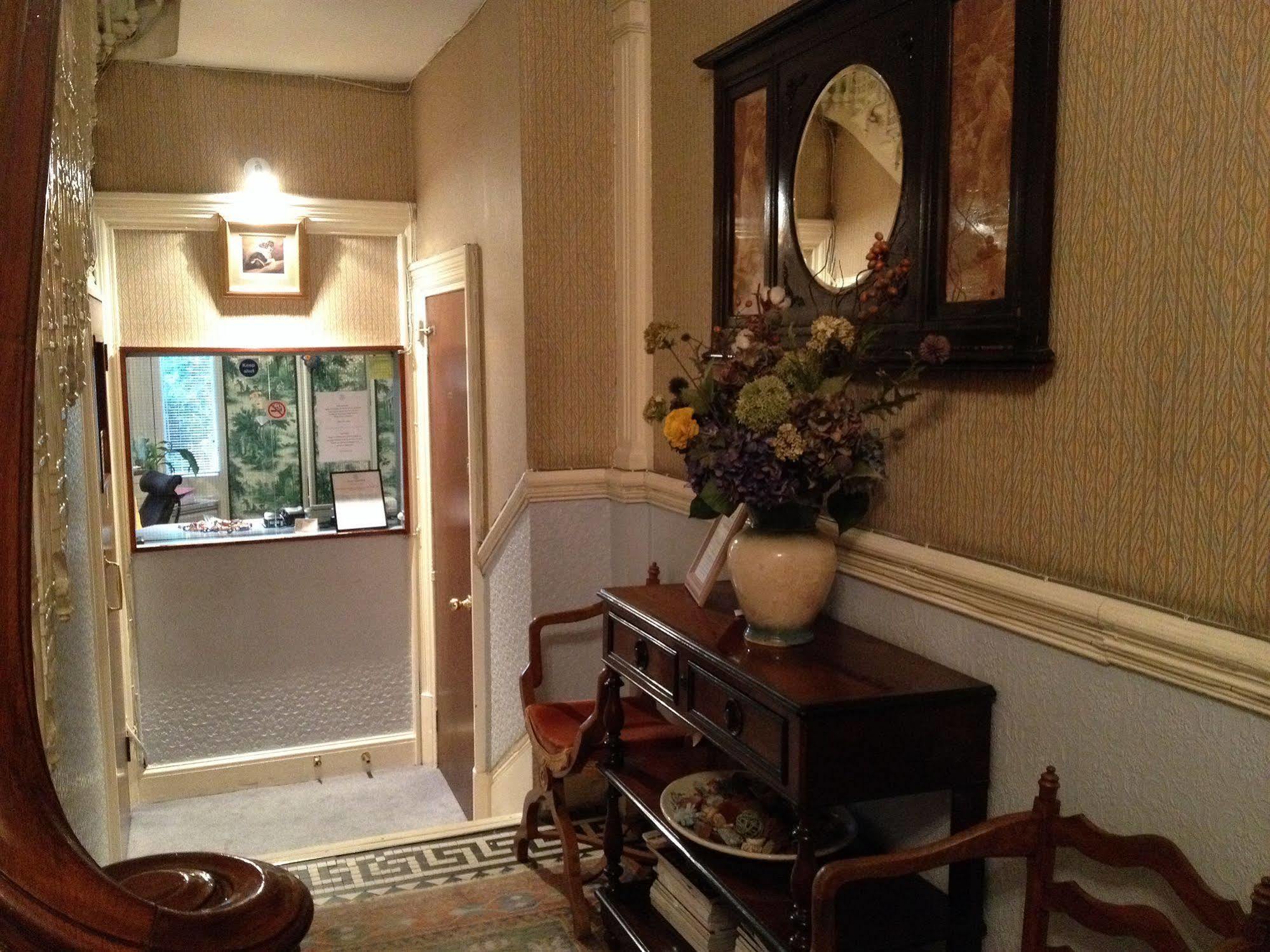 לונדון Merlyn Court Hotel מראה חיצוני תמונה