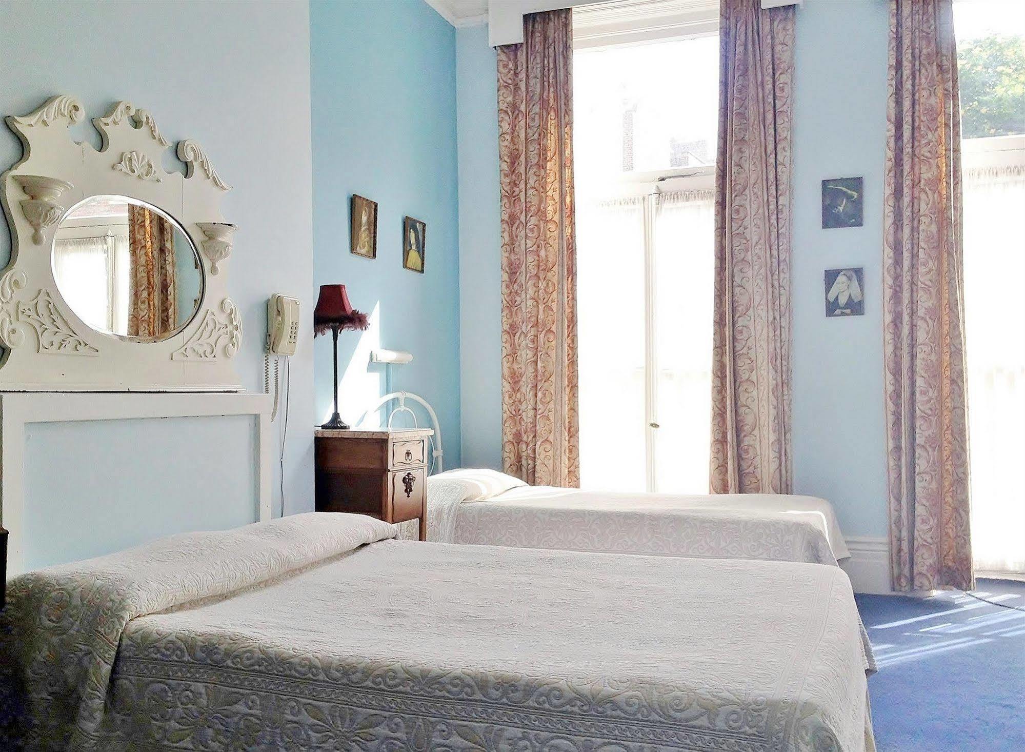 לונדון Merlyn Court Hotel מראה חיצוני תמונה